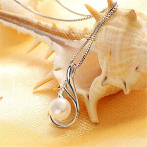 Elegant Pearl Pendant Necklace