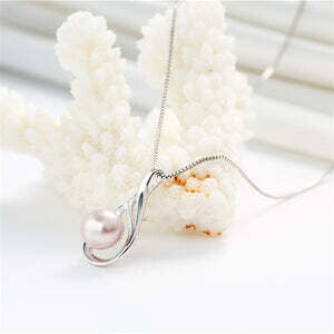 Elegant Pearl Pendant Necklace